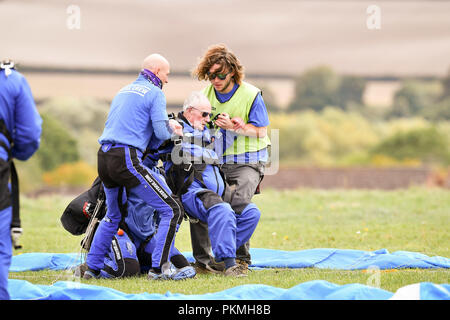 D-Day Veteran Las Harry, 94, nach einer sicheren Landung am Old Sarum Flugplatz, Salisbury, Wiltshire, wo er ist, die an seiner ersten Hohe skydive, seit er in der Normandie am 6. Juni 1944 mit dem Fallschirm geholfen. Stockfoto