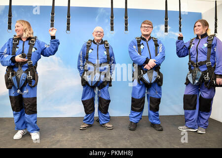 D-Day Veteran Las Harry, 94, Chats mit (nach rechts) Enkelin Jo Taylor, 38, Urenkel Josh Shaw, 23, Links und Enkelin Lianne Sealey, 36, an Old Sarum Flugplatz, Salisbury, Wiltshire, wo er ist, die an seiner ersten Hohe skydive, seit er in der Normandie am 6. Juni 1944 mit dem Fallschirm. Stockfoto