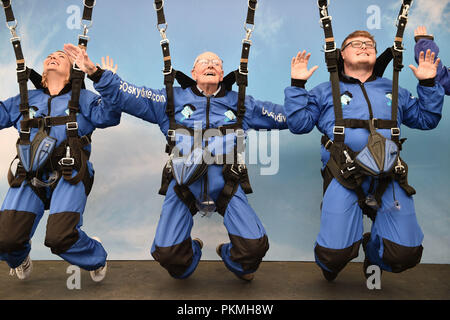 D-Day Veteran Las Harry, 94, mit seiner Enkelin Jo Taylor, 38, und Urenkel Josh Shaw, 23, üben eine skydive Position an Old Sarum Flugplatz, Salisbury, Wiltshire, wo er ist, die an seiner ersten Hohe skydive, seit er in der Normandie am 6. Juni 1944 mit dem Fallschirm. Stockfoto