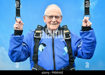 D-Day Veteran Las Harry, 94, hält auf Fallschirmspringen Test Träger im Old Sarum Flugplatz, Salisbury, Wiltshire, wo er ist, die an seiner ersten Hohe skydive, seit er in der Normandie am 6. Juni 1944 mit dem Fallschirm. Stockfoto