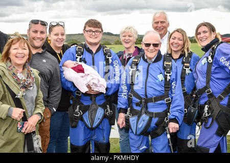 D-Day Veteran Las Harry, 94, in seinem Sprung - Anzug mit seiner Familie (von links nach rechts) Schwiegertochter Anne Lesen, 63, Enkel-in-law Paul Sealey, 39, urenkelin-in-Gesetz Aimee Shaw, 23, tolle Enkelin Isabella Shaw drei Wochen, Urenkel Josh Shaw, 23, Tochter Margaret Ord, 63, Sohn John Lesen, 67, Enkelin Jo Taylor, 38, und Enkelin Lianne Sealey, 36, an Old Sarum Flugplatz, Salisbury, Wiltshire, wo er ist, die an seiner ersten Hohe skydive, seit er in der Normandie am 6. Juni 1944 mit dem Fallschirm ab. Stockfoto