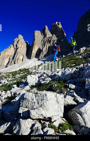 Wanderer auf der Südseite der Drei Zinnen von Lavaredo auf dem Weg von der Auronzohütte zur Büllele Joch Hütte Stockfoto