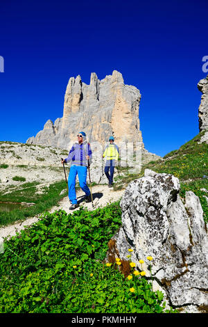 Wanderer auf der Südseite der Drei Zinnen von Lavaredo auf dem Weg von der Auronzohütte zur Büllele Joch Hütte Stockfoto