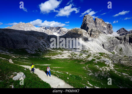 Wanderer auf dem Weg 101, hinter dem Gipfel der Einser, Sextner Dolomiten, Hochpustertal, Südtirol, Italien Stockfoto