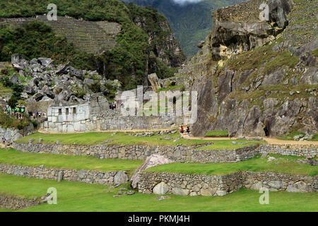 Tempel der drei Fenster und die landwirtschaftlichen Terrassen in Distanz, Machu Picchu alten Inkaruinen, archäologischen Stätte in der Region Cusco, Peru Stockfoto