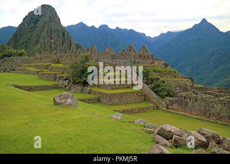 Beeindruckende alte Strukturen innerhalb der Inkas Machu Picchu Ausgrabungsstätte, Weltkulturerbe der Unesco in der Region Cusco in Peru Stockfoto