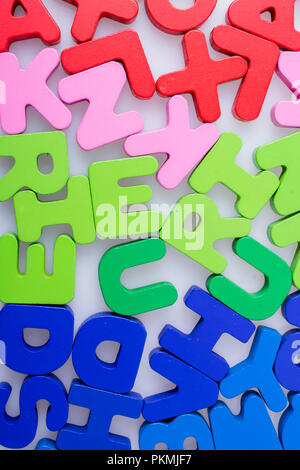 Bunte Buchstaben Bausteine zufällig verstreut auf weißem Hintergrund Stockfoto