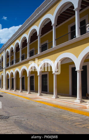Campeche, Mexiko - Januar 31,2018: Typische koloniale Straße in Campeche, Mexiko. Historische Festungsstadt Campeche - UNESCO-Weltkulturerbe. Stockfoto