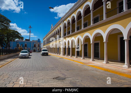 Campeche, Mexiko - Januar 31,2018: Typische koloniale Straße in Campeche, Mexiko. Historische Festungsstadt Campeche - UNESCO-Weltkulturerbe. Stockfoto