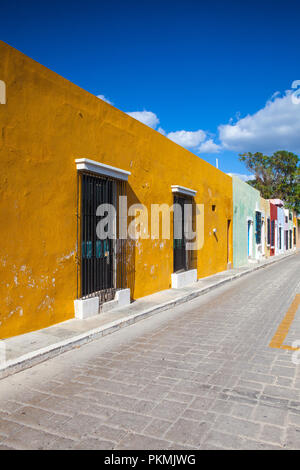 Campeche, Mexiko - Januar 31,2018: Typische koloniale Straße in Campeche, Mexiko. Historische Festungsstadt Campeche - UNESCO-Weltkulturerbe. Stockfoto