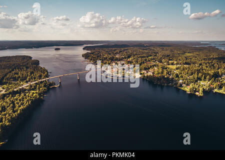 Brücke über Saimaa in Puumala Finnland vom Himmel an einem sonnigen Tag Stockfoto