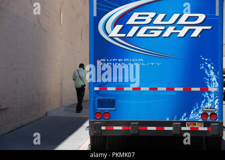 San Francisco, CA, USA - Juli 18,2011: Blau Bud Light Lieferung Lkw auf der Straße in San Francisco. Bud Light ist ein American Light Lager stil Bier b Stockfoto