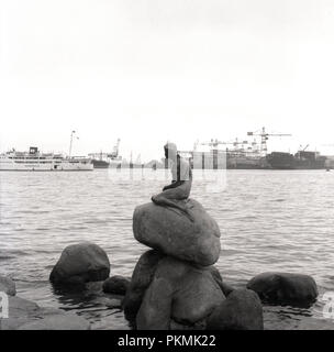 1950, historische, die Bronzeskulptur von Edvard Eriksen, 'Der kleine Mermiad' am Hafen Langelinie, Kopenhagen, Dänemark. 1913 erbaut und auf ein Zeichen aus einem Märchen von Hans Christian Andersen. Stockfoto