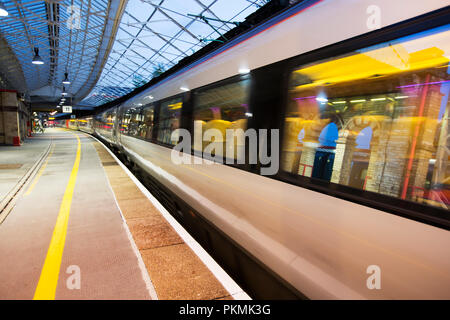 Eine Jungfrau Zug am Bahnhof Crewe, Cheshire, UK. Stockfoto