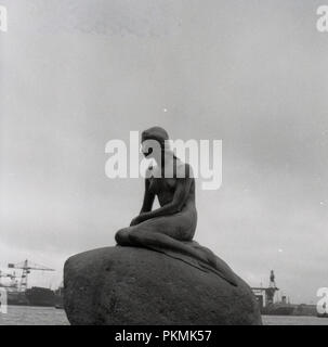 1950, historische, die Bronzeskulptur von Edvard Eriksen, 'Der kleine Mermiad' am Hafen Langelinie, Kopenhagen, Dänemark. 1913 erbaut und auf ein Zeichen aus einem Märchen von Hans Christian Andersen. Stockfoto