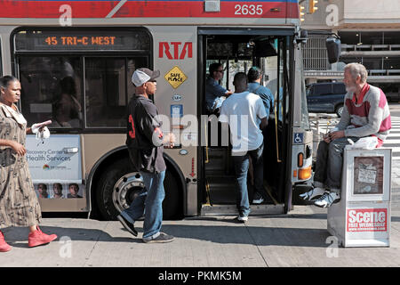 Leute Board eine RTA öffentliche Verkehrsmittel Bus in der Innenstadt von Cleveland, Ohio, USA. Stockfoto