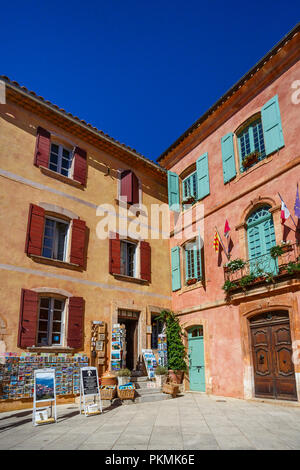 ROUSSILLON, Frankreich - 12. AUGUST 2017: Altstadt von Roussillon. Eine der eindrucksvollsten Ortschaften in der Provence, Frankreich Stockfoto