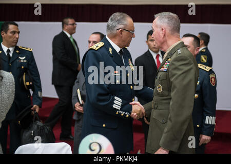 Mexiko City, Mexiko. 13 Sep, 2018. Us Marine Corps Gen. Joe Dunford, Vorsitzender des Generalstabs, nach dem Abendessen und einer militärischen Parade an der heroischen Collegio Militar (Kriegsakademie) in Mexiko City, Mexiko, Sept. 13, 2018. (DoD Foto von U.S. Army Sgt. James K. McCann) US Joint Staff über globallookpress.com Credit: Us Joint Staff/russischen Look/ZUMA Draht/Alamy leben Nachrichten Stockfoto