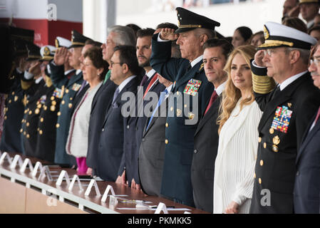 Mexiko City, Mexiko. 13 Sep, 2018. Der mexikanische Präsident, Enrique PeÐ¦ ein Nieto, beherbergt eine militärische Parade an der heroischen Collegio Militar (Kriegsakademie) in Mexiko City, Mexiko, Sept. 13, 2018. Credit: Us Joint Staff/russischen Look/ZUMA Draht/Alamy leben Nachrichten Stockfoto