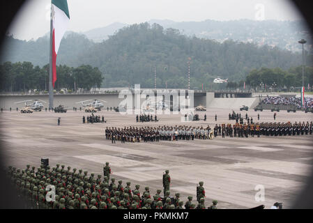 Mexiko City, Mexiko. 13 Sep, 2018. Der mexikanische Präsident, Enrique PeÐ¦ ein Nieto, kommt per Helikopter vor einer militärischen Parade hosting bei der heroischen Collegio Militar (Kriegsakademie) in Mexiko City, Mexiko, Sept. 13, 2018. Credit: Us Joint Staff/russischen Look/ZUMA Draht/Alamy leben Nachrichten Stockfoto