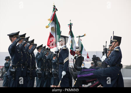 Mexiko City, Mexiko. 13 Sep, 2018. Der mexikanische Präsident Enrique PeÐ¦ ein nieto Hosts eine militärische Parade an der heroischen Collegio Militar (Kriegsakademie) in Mexiko City, Mexiko, Sept. 13, 2018. Credit: Us Joint Staff/russischen Look/ZUMA Draht/Alamy leben Nachrichten Stockfoto