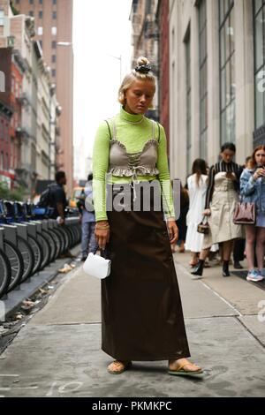 Tyra-Stina Wilhelmsson posiert auf der Straße außerhalb des Maryam Nassir show während der New York Fashion Week - Sept. 12, 2018 - Foto: Start- und Landebahn Manhattan*** Nur für redaktionelle Verwendung *** | Verwendung weltweit Stockfoto