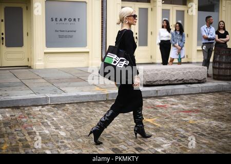 Blogger Caroline Daur posiert auf der Straße außerhalb des Michael Kors show während der New York Fashion Week - Sept. 12, 2018 - Foto: Start- und Landebahn Manhattan*** Nur für redaktionelle Verwendung *** | Verwendung weltweit Stockfoto