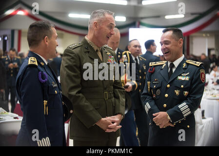 Mexiko City, Mexiko. 13 Sep, 2018. Us Marine Corps Gen. Joe Dunford, Vorsitzender des Generalstabs, spricht mit mexikanischen Brig. Gen. Mario Verduzco, stellvertretender Direktor der heroischen Colegio Militar (das mexikanische Militär Akademie), nach einer militärischen Parade, die von der Mexikanische Präsident gehostet, Enrique PeÐ¦ ein Nieto, in Mexiko City, Mexiko, Sept. 13, 2018. Credit: Us Joint Staff/russischen Look/ZUMA Draht/Alamy leben Nachrichten Stockfoto