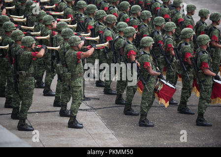 Mexiko City, Mexiko. 13 Sep, 2018. Mexikanischen Militärs Kadetten als Mexikanischer Präsident, Enrique PeÐ¦ ein Nieto, beherbergt eine militärische Parade an der heroischen Collegio Militar (Kriegsakademie) in Mexiko City, Mexiko, Sept. 13, 2018. Credit: Us Joint Staff/russischen Look/ZUMA Draht/Alamy leben Nachrichten Stockfoto