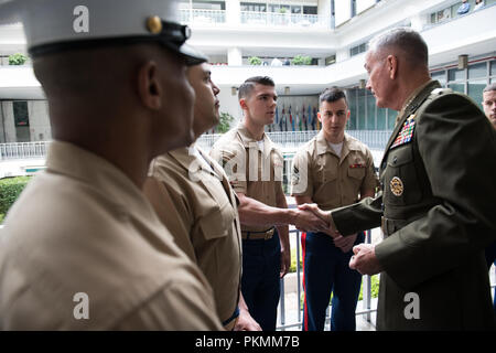 Mexiko City, Mexiko. 13 Sep, 2018. Us Marine Corps Gen. Joe Dunford, Vorsitzender des Generalstabs, erfüllt mit dem Marine Security Guards auf der US-Botschaft in Mexiko-Stadt, Mexiko, Sept. 13, 2018. (DoD Foto von U.S. Army Sgt. James K. McCann) US Joint Staff über globallookpress.com Credit: Us Joint Staff/russischen Look/ZUMA Draht/Alamy leben Nachrichten Stockfoto