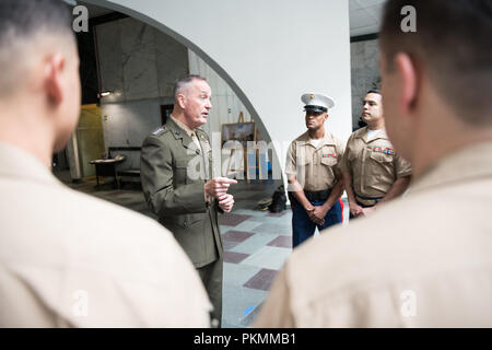 Mexiko City, Mexiko. 13 Sep, 2018. Us Marine Corps Gen. Joe Dunford, Vorsitzender des Generalstabs, erfüllt mit dem Marine Security Guards auf der US-Botschaft in Mexiko-Stadt, Mexiko, Sept. 13, 2018. (DoD Foto von U.S. Army Sgt. James K. McCann) US Joint Staff über globallookpress.com Credit: Us Joint Staff/russischen Look/ZUMA Draht/Alamy leben Nachrichten Stockfoto