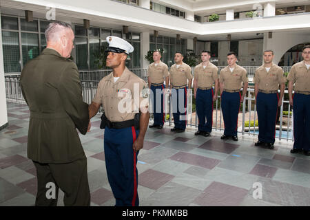Mexiko City, Mexiko. 13 Sep, 2018. Us Marine Corps Gen. Joe Dunford, Vorsitzender des Generalstabs, erfüllt mit dem Marine Security Guards auf der US-Botschaft in Mexiko-Stadt, Mexiko, Sept. 13, 2018. (DoD Foto von U.S. Army Sgt. James K. McCann) US Joint Staff über globallookpress.com Credit: Us Joint Staff/russischen Look/ZUMA Draht/Alamy leben Nachrichten Stockfoto