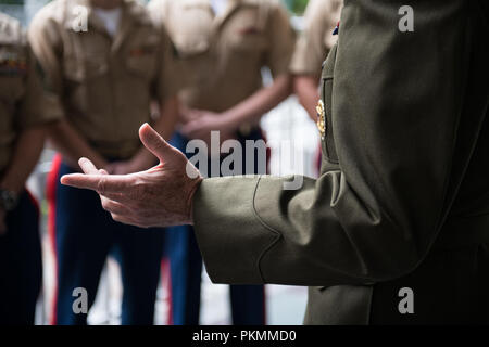 Mexiko City, Mexiko. 13 Sep, 2018. Us Marine Corps Gen. Joe Dunford, Vorsitzender des Generalstabs, erfüllt mit dem Marine Security Guards auf der US-Botschaft in Mexiko-Stadt, Mexiko, Sept. 13, 2018. (DoD Foto von U.S. Army Sgt. James K. McCann) US Joint Staff über globallookpress.com Credit: Us Joint Staff/russischen Look/ZUMA Draht/Alamy leben Nachrichten Stockfoto