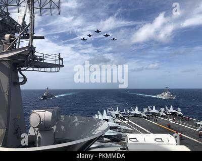 Atlantik. 11 Sep, 2018. Atlantischer Ozean (Sept. 11, 2018) Strike Fighter Jets von Carrier Air Wing (Cvw) 1 Fliegen über die Royal Canadian Navy Fregatte HMCS Halifax (FFH 330) und die US-Navy geführt - Flugzerstörer USS Arleigh Burke (DDG51) und USS Wald Sherman (DDG98) guided missile Cruiser USS-Normandie (CG60) und dem Flugzeugträger USS Harry S. Truman (CVN 75) für eine Ausbildung ausüben vor der Küste von Halifax, Kanada. Die Harry S. Truman Carrier Strike Group ist die Durchführung von integrierten Maßnahmen mit der Royal Canadian Navy über mehrere Kriegsführung Bereiche konzentrierte sich auf Defe Stockfoto