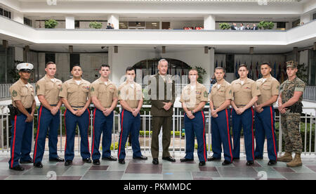 Mexiko City, Mexiko. 13 Sep, 2018. Us Marine Corps Gen. Joe Dunford, Vorsitzender des Generalstabs, erfüllt mit dem Marine Security Guards auf der US-Botschaft in Mexiko-Stadt, Mexiko, Sept. 13, 2018. (DoD Foto von U.S. Army Sgt. James K. McCann) US Joint Staff über globallookpress.com Credit: Us Joint Staff/russischen Look/ZUMA Draht/Alamy leben Nachrichten Stockfoto