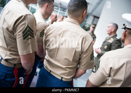 Mexiko City, Mexiko. 13 Sep, 2018. Us Marine Corps Gen. Joe Dunford, Vorsitzender des Generalstabs, erfüllt mit dem Marine Security Guards auf der US-Botschaft in Mexiko-Stadt, Mexiko, Sept. 13, 2018. (DoD Foto von U.S. Army Sgt. James K. McCann) US Joint Staff über globallookpress.com Credit: Us Joint Staff/russischen Look/ZUMA Draht/Alamy leben Nachrichten Stockfoto
