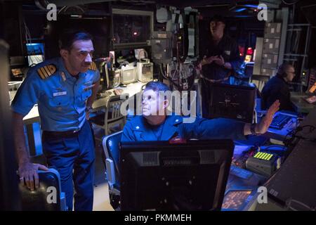 September 12, 2018 - 5. US-Flotte - US 5. Flotte BEREICH VON OPERATIONEN (Sept. 12, 2018) Cmdr. John Hamilton, rechts, kommandierender Offizier der geführten Anti-raketen-Zerstörer USS Jason Dunham (DDG109), erklärt die taktischen Fähigkeiten des Schiffes bis zu indischen Marine Kapitän Rahul Jaitly, kommandierender Offizier der indischen Marine Fregatte Teg (F45), in der Bekämpfung der Informationen, die Sie während einer kombinierten Seestreitkräfte koordinierte officer Austausch und besuchen Sie an Bord naval Interoperabilität zu diskutieren. Jason Dunham ist in die USA 5 Flotte Bereich für Maßnahmen zur Erhöhung der Marineoperationen bereitgestellt maritime St zu gewährleisten Stockfoto