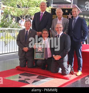 Hollywood, Kalifornien, USA. 12 Sep, 2018. Ich16005 CHW. Hollywood Handelskammer ehrt Eric Mccormak mit Stern auf dem Hollywood Walk of Fame 6201 Hollywood Boulevard, Kalifornien, USA. 09/13/2018 JEFF ZARRINNAM, Michael Douglas, MAX MUTCHNICK, LERON GUBLER ERIC MCCORMACK UND MITCH O'Farrell. © Clinton H. Wallace/Photomundo International / Fotos inkl Credit: Clinton Wallace/Kugel Fotos/ZUMA Draht/Alamy leben Nachrichten Stockfoto