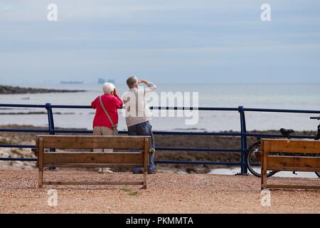 Hastings, East Sussex, UK. 14 Sep, 2018. UK Wetter: bewölkt mit einem Rückgang der Temperatur, aber angenehmen Morgen in der Küstenstadt Hastings. Ein älteres Paar mit Blick auf das Meer. © Paul Lawrenson 2018, Foto: Paul Lawrenson/Alamy leben Nachrichten Stockfoto