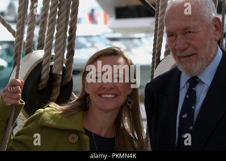 Southampton, UK, 14. September 2018, Southampton boat show wurde offiziell von tv Umweltschützer geöffnet, Miranda Krestovnikoff und Sir Robin Knox-Johnston als feiert das 50. Jahr. Credit: Keith Larby/Alamy leben Nachrichten Stockfoto