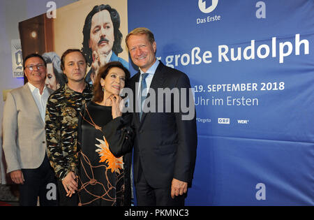 München, Bayern. 13 Sep, 2018. Volker Herres, Programmierung Direktor ARD (von links nach rechts), Schauspieler Thomas Schmauser und Hannelore Elsner und Ulrich Wilhelm, Leiter BR, kommen zur Premiere der TV-Film 'Der grosse Rudolph" ("Die Große Rudolph") im Gloria Palast. Die gesellschaftliche Satire im Jahr 1983 München wird am 19. September ausgestrahlt werden, 2018 um 20.15 Uhr auf das Erste. Credit: Ursula Düren/dpa/Alamy leben Nachrichten Stockfoto