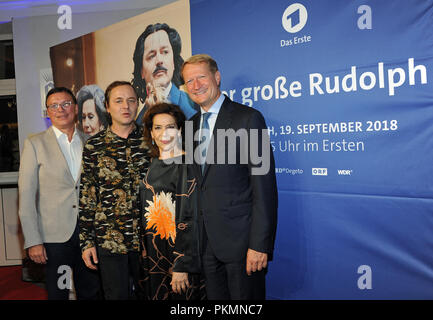 München, Bayern. 13 Sep, 2018. Volker Herres, Programmierung Direktor ARD (von links nach rechts), Schauspieler Thomas Schmauser und Hannelore Elsner und Ulrich Wilhelm, Leiter BR, kommen zur Premiere der TV-Film 'Der grosse Rudolph" ("Die Große Rudolph") im Gloria Palast. Die gesellschaftliche Satire im Jahr 1983 München wird am 19. September ausgestrahlt werden, 2018 um 20.15 Uhr auf das Erste. Credit: Ursula Düren/dpa/Alamy leben Nachrichten Stockfoto