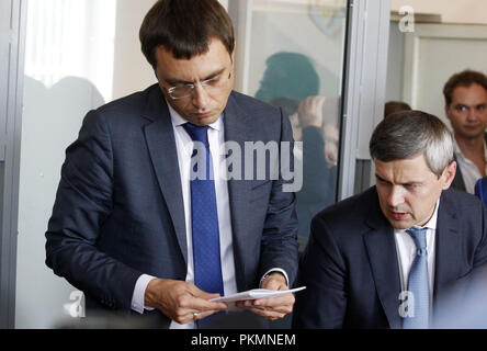 Kiew, Kiew, Ukraine. 14 Sep, 2018. Ukrainische Infrastrukturminister Volodymyr Omelyan (L) wird beobachtet, als er mit seinem Anwalt (R), während einer Anhörung vor Gericht auf eine vorbeugende Strafe für seine an der Solomensky District Court von Kiew. Der NABU (Nationalen Anti-Korruptions-Büro der Ukraine) verkündet zu Omelyan über Verdacht der illegalen Bereicherung im September 13. Credit: Pavlo Gontschar/SOPA Images/ZUMA Draht/Alamy leben Nachrichten Stockfoto