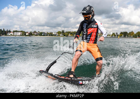 14. September 2018, Baden-Wuerttemberg Friedrichshafen: Motosurfer Luká · Záhorský reiten auf einem motosurfboard aus Friedrichshafen am Bodensee. Die interboot dauert von 22. September bis 30. September. 474 Aussteller aus 20 Nationen zeigen die Palette an Wassersportarten. Foto: Felix Kästle/dpa Stockfoto