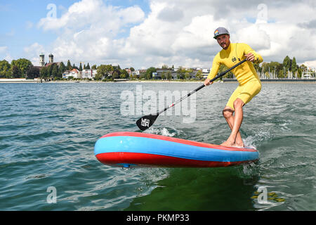 14. September 2018, Baden-Wuerttemberg Friedrichshafen: Stand-up Paddler Alexander Stertzik paddeln auf einem Stand-up-Platine aus Friedrichshafen am Bodensee. Die interboot dauert von 22. September bis 30. September. 474 Aussteller aus 20 Nationen zeigen die Palette an Wassersportarten. Foto: Felix Kästle/dpa Stockfoto