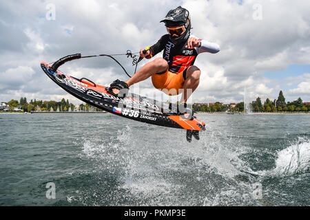 14. September 2018, Baden-Wuerttemberg Friedrichshafen: Motosurfer Luká · Záhorský reiten auf einem motosurfboard aus Friedrichshafen am Bodensee. Die interboot dauert von 22. September bis 30. September. 474 Aussteller aus 20 Nationen zeigen die Palette an Wassersportarten. Foto: Felix Kästle/dpa Stockfoto