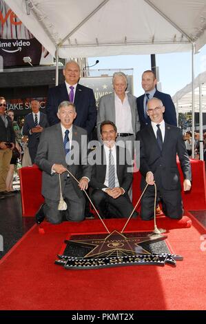 Los Angeles, CA, USA. 13 Sep, 2018. Leron Gubler, Jeff Zarrinnam, Eric McCormack, Michael Douglas, Max Mutchnick, Mitch OFarrell an der Induktion Zeremonie für Stern auf dem Hollywood Walk of Fame für Eric McCormack, Hollywood Boulevard, Los Angeles, CA, 13. September, 2018. Quelle: Michael Germana/Everett Collection/Alamy leben Nachrichten Stockfoto