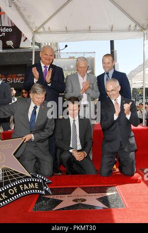 Los Angeles, CA, USA. 13 Sep, 2018. Leron Gubler, Jeff Zarrinnam, Eric McCormack, Michael Douglas, Max Mutchnick, Mitch OFarrell an der Induktion Zeremonie für Stern auf dem Hollywood Walk of Fame für Eric McCormack, Hollywood Boulevard, Los Angeles, CA, 13. September, 2018. Quelle: Michael Germana/Everett Collection/Alamy leben Nachrichten Stockfoto