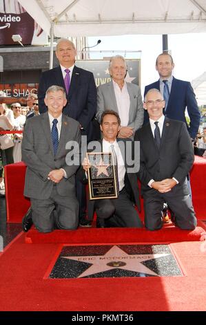 Los Angeles, CA, USA. 13 Sep, 2018. Leron Gubler, Jeff Zarrinnam, Eric McCormack, Michael Douglas, Max Mutchnick, Mitch OFarrell an der Induktion Zeremonie für Stern auf dem Hollywood Walk of Fame für Eric McCormack, Hollywood Boulevard, Los Angeles, CA, 13. September, 2018. Quelle: Michael Germana/Everett Collection/Alamy leben Nachrichten Stockfoto