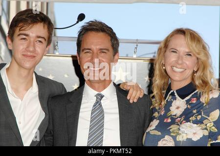 Los Angeles, CA, USA. 13 Sep, 2018. Finnigan Holden McCormack, Eric McCormack, Janet Holden an der Induktion Zeremonie für Stern auf dem Hollywood Walk of Fame für Eric McCormack, Hollywood Boulevard, Los Angeles, CA, 13. September, 2018. Quelle: Michael Germana/Everett Collection/Alamy leben Nachrichten Stockfoto